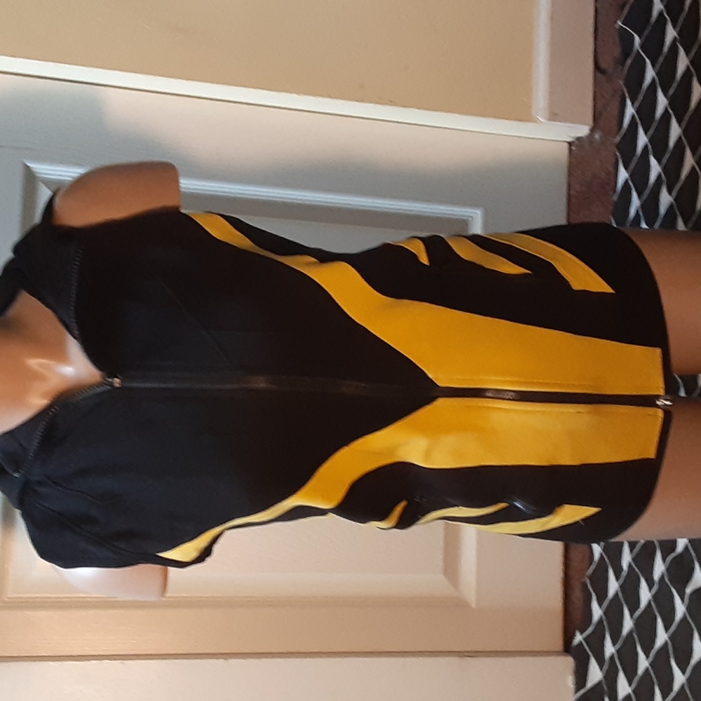SF YELLOW AND BLACK HOODED VEST ,XS